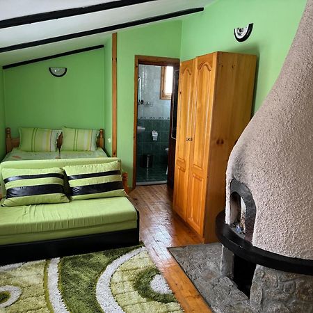 Mama Emiliya Guest House Beli Iskar Bagian luar foto