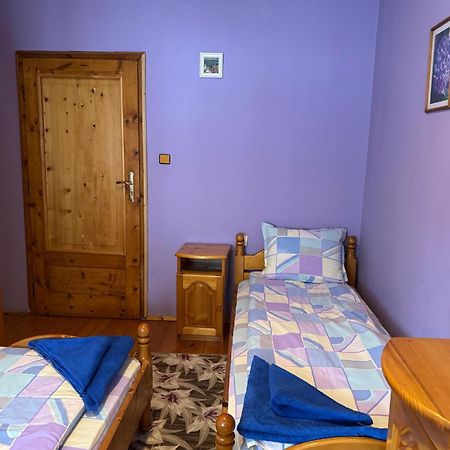 Mama Emiliya Guest House Beli Iskar Bagian luar foto