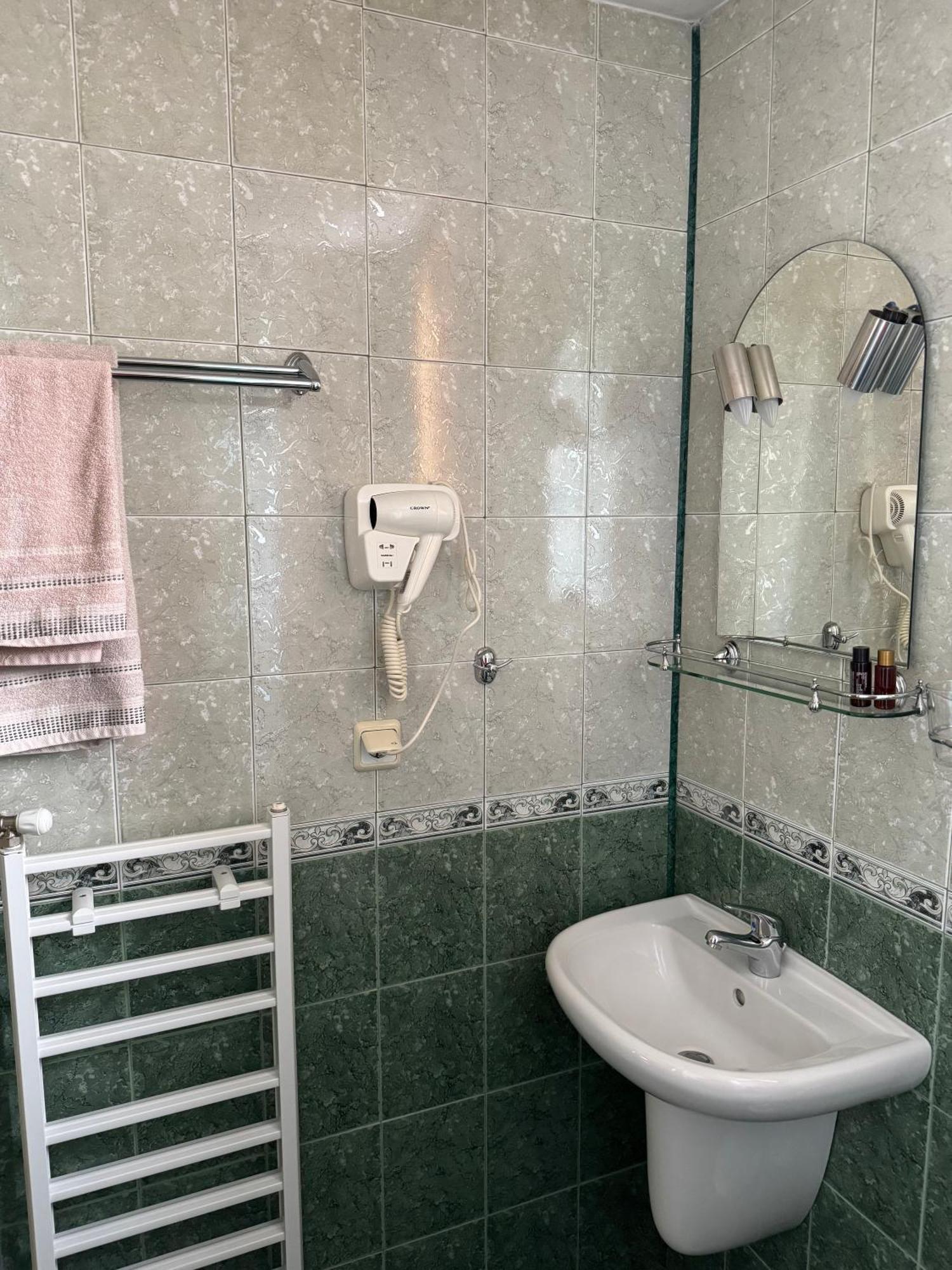 Mama Emiliya Guest House Beli Iskar Bagian luar foto