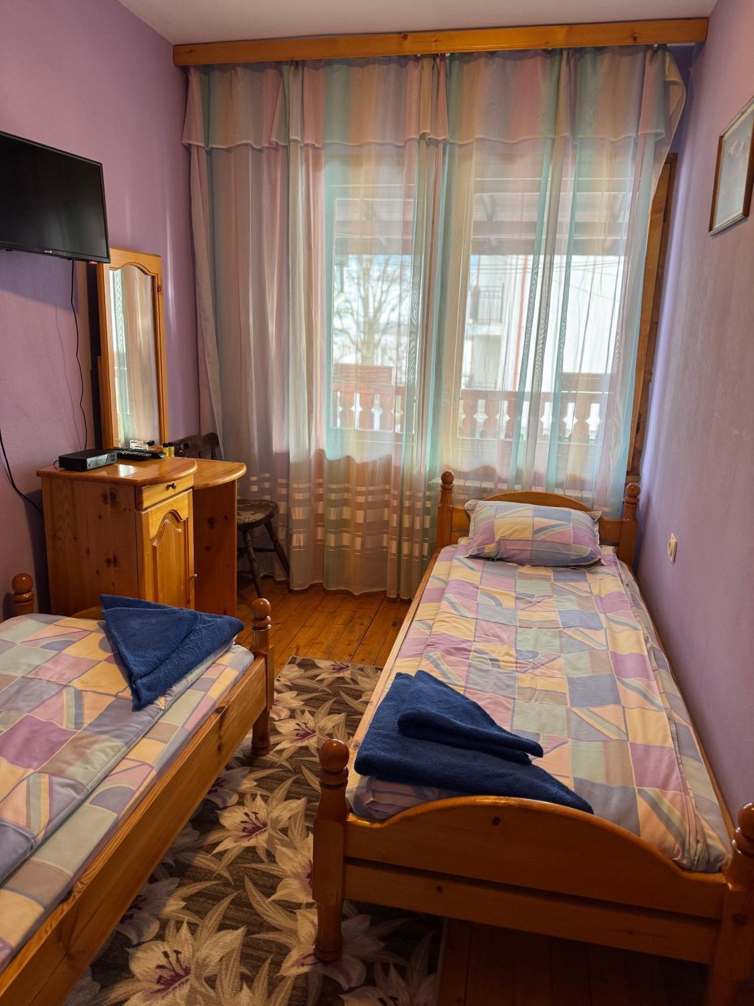 Mama Emiliya Guest House Beli Iskar Bagian luar foto