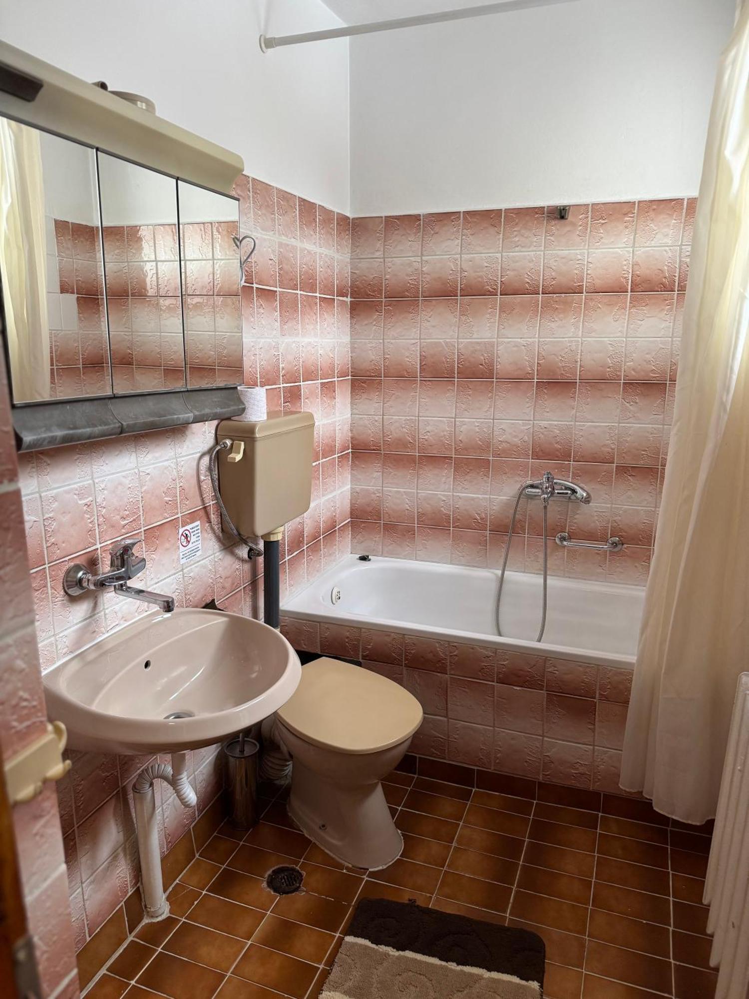 Mama Emiliya Guest House Beli Iskar Bagian luar foto