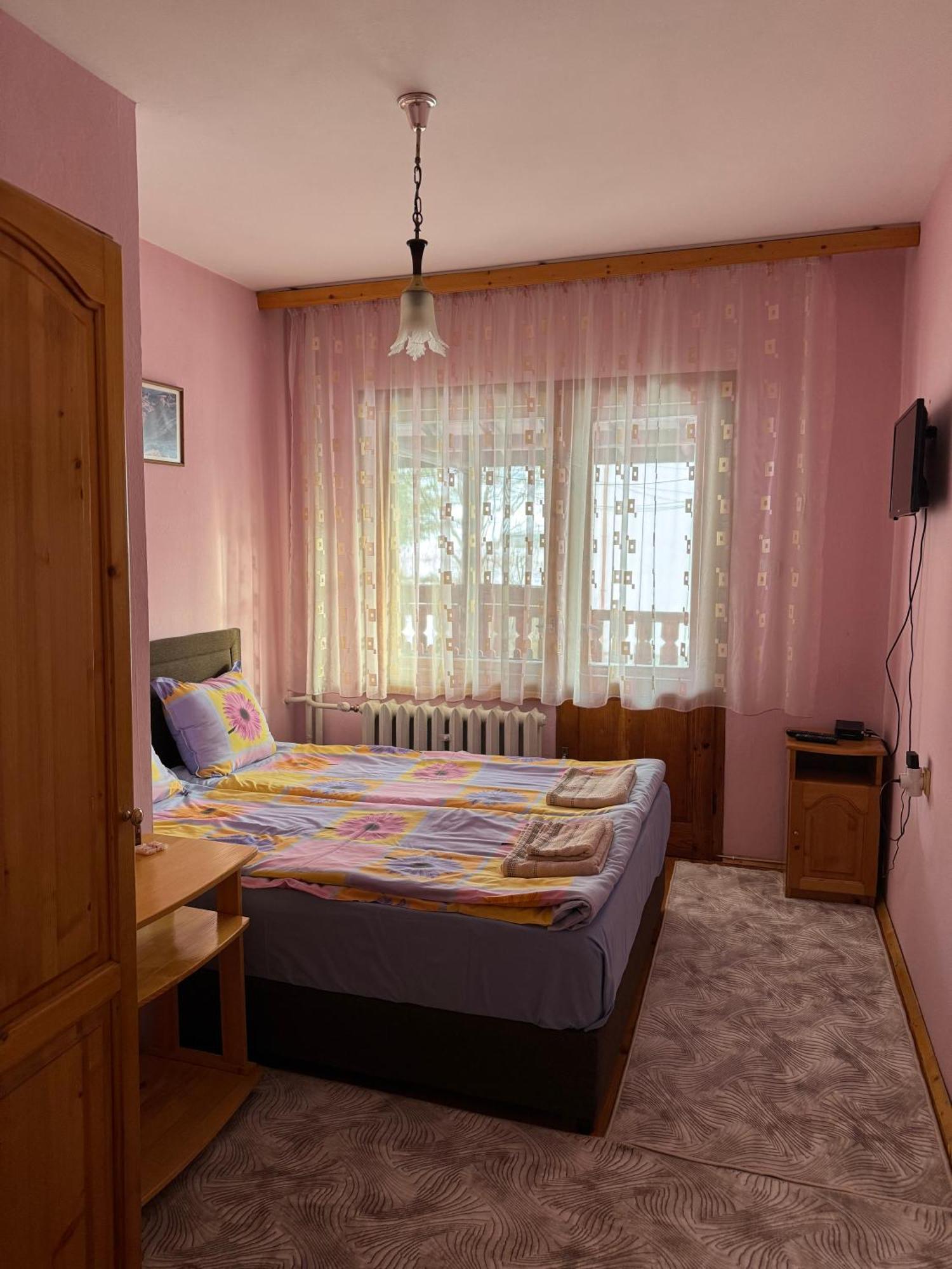 Mama Emiliya Guest House Beli Iskar Bagian luar foto