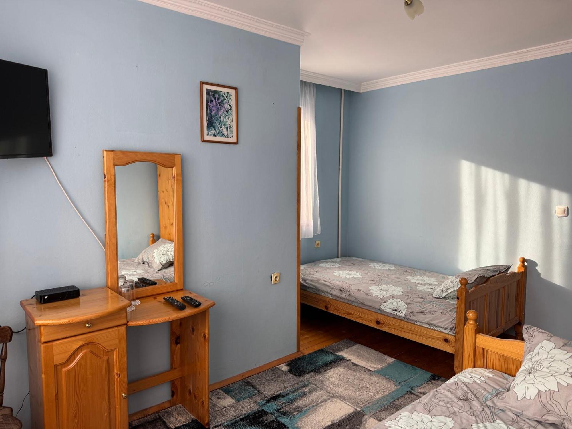 Mama Emiliya Guest House Beli Iskar Bagian luar foto