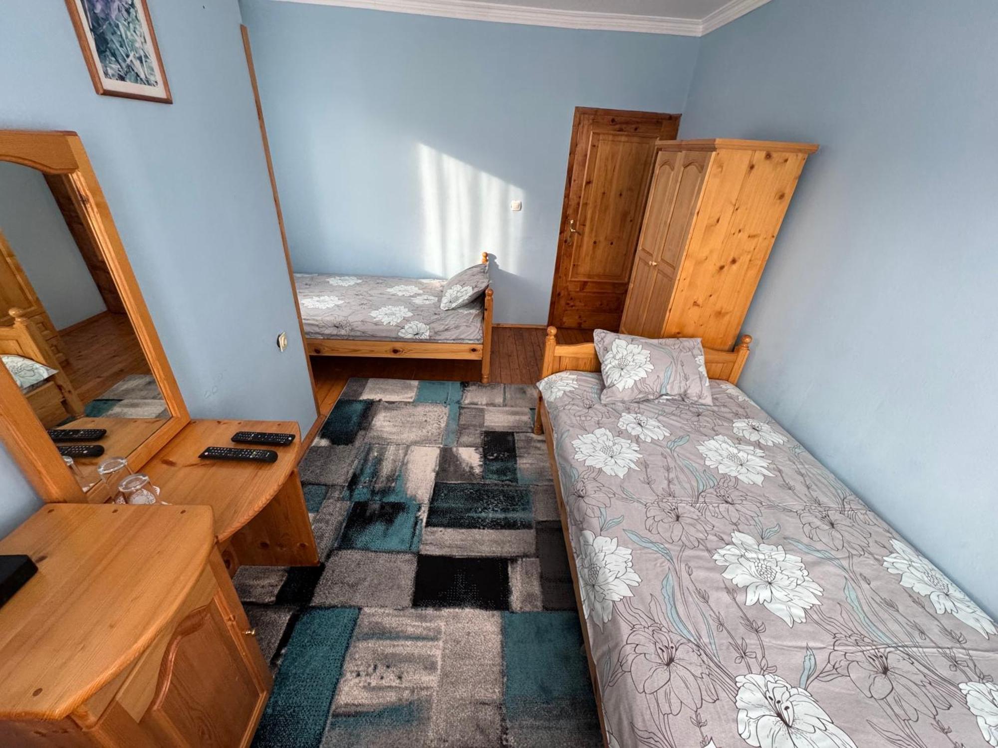 Mama Emiliya Guest House Beli Iskar Bagian luar foto