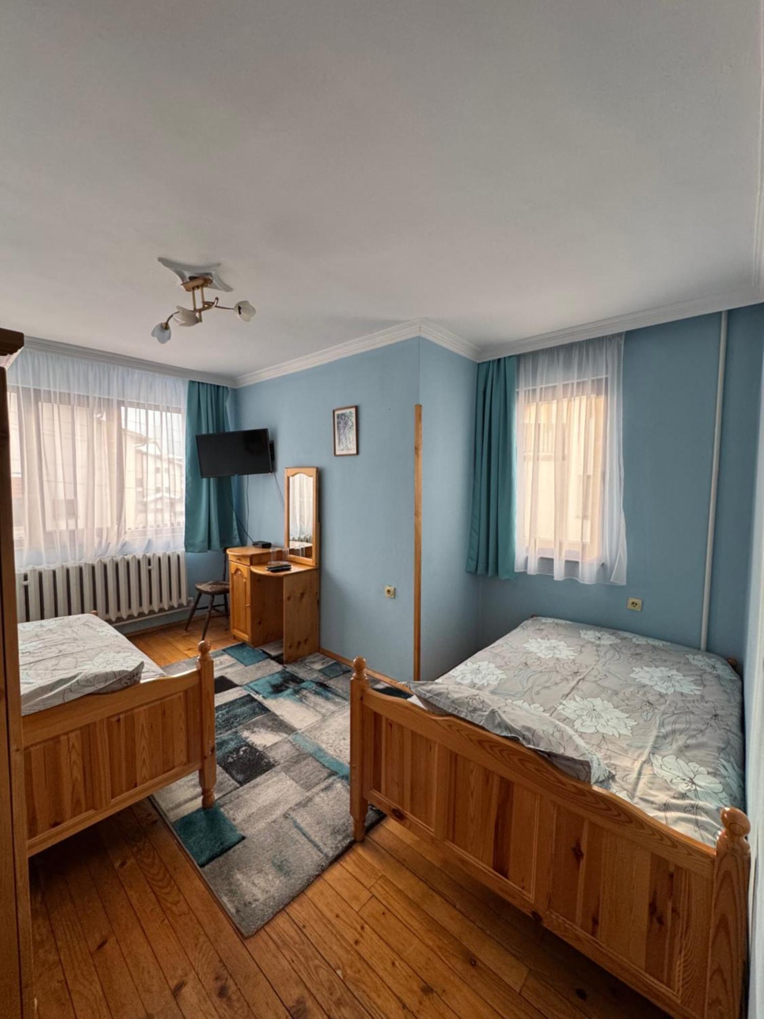Mama Emiliya Guest House Beli Iskar Bagian luar foto