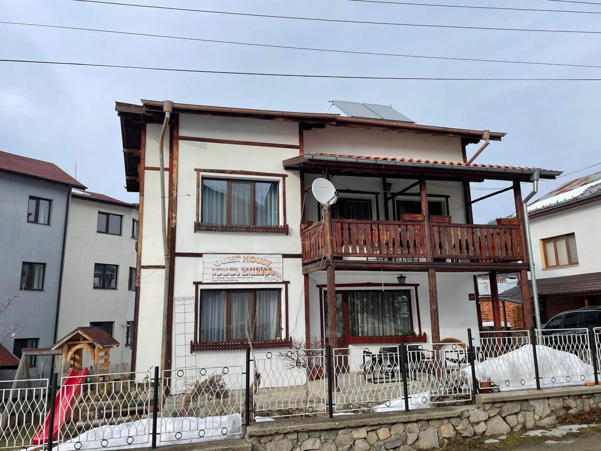 Mama Emiliya Guest House Beli Iskar Bagian luar foto